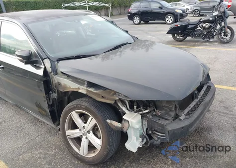 2013 Volkswagen Passat 2.5L Se z USA, uszkodzony, nr VIN 1VWBH7A3XDC130730